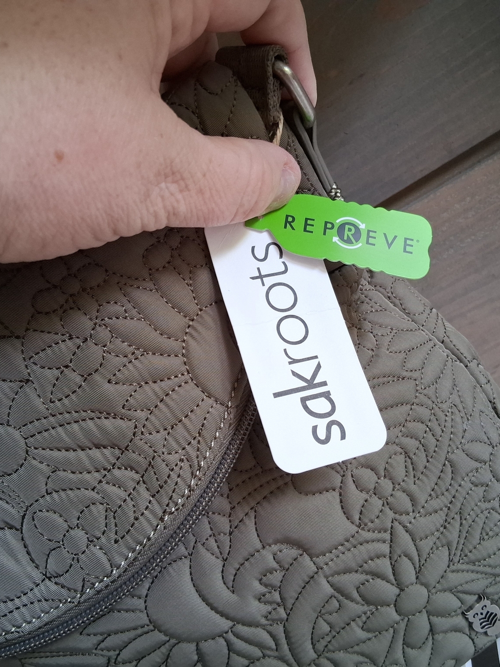 Sakroots Quilted Crossbody Bag - Taupe Floral Repreve Eco-Friendly
🌿 Sakroots - Picture 2 of 11